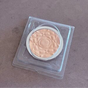 03 Dior Forever Glow Luminizer
